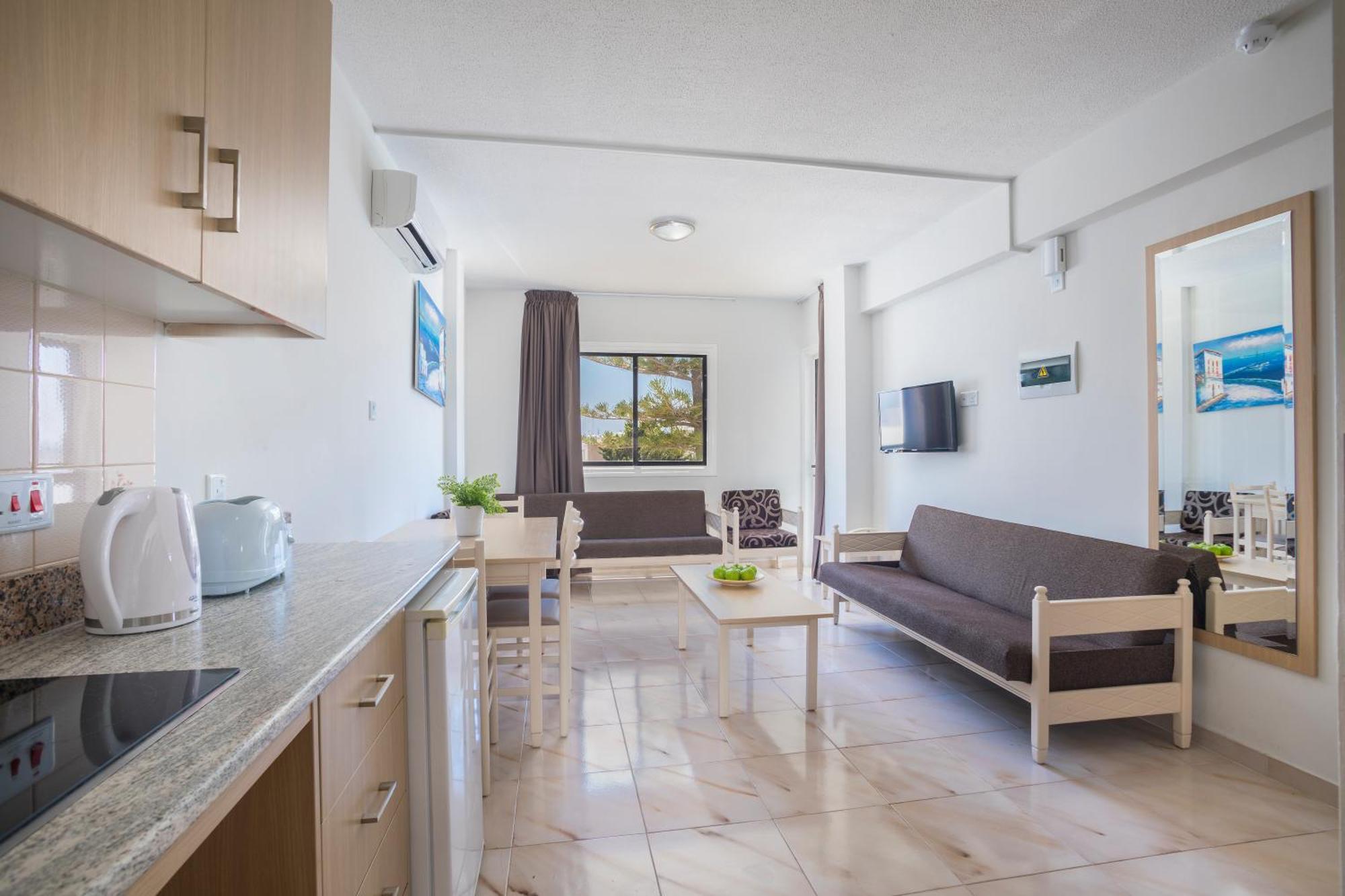 Christabelle Hotel Apartments アヤナパ エクステリア 写真