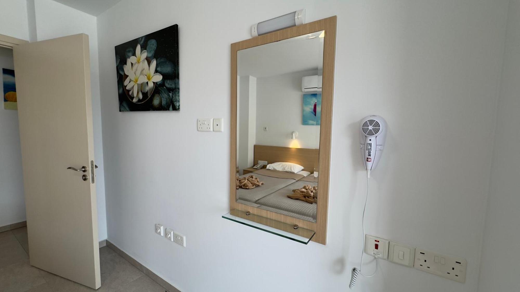 Christabelle Hotel Apartments アヤナパ エクステリア 写真