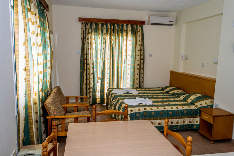 Christabelle Hotel Apartments アヤナパ エクステリア 写真